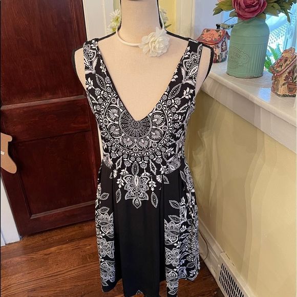 Venus Sz M Deep Flirty Fun Stretch Back Zip Mini Dress EUC - Picture 1 of 8